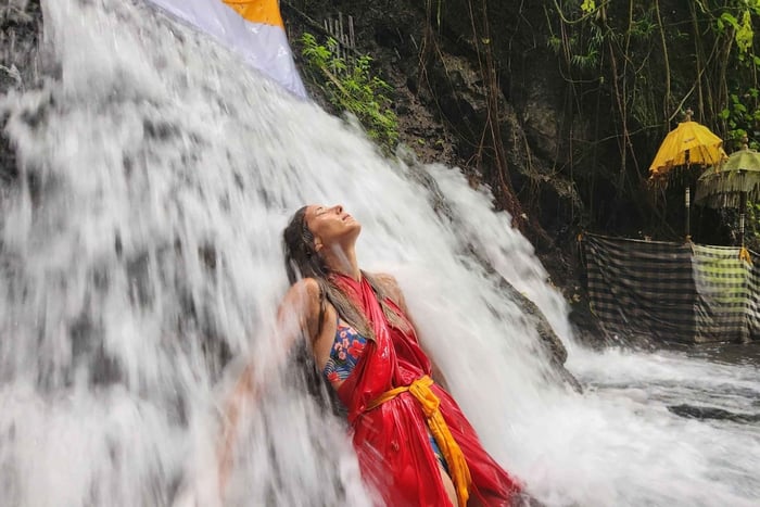 Purificación balinesa en un templo de agua sagrada con un guía local.