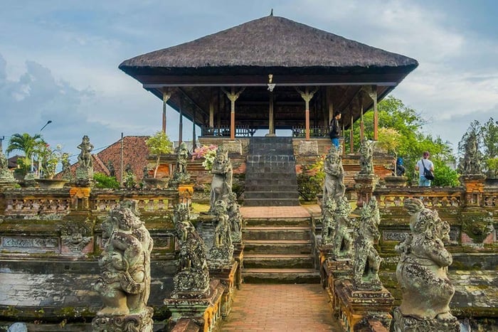 Discover Klungkung’s Former Royal Capital with a Guide