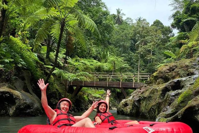 Flota y Diviértete: Bali Wanderlust Tubing en Aguas Bravas