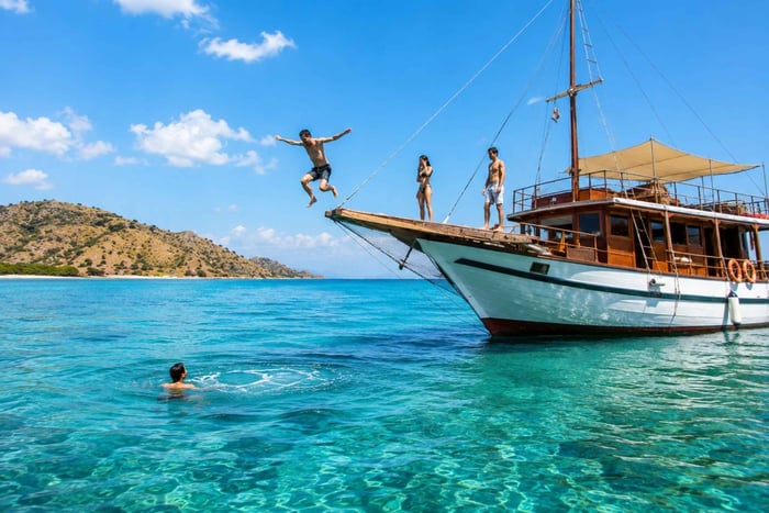 Labuan Bajo: 2 päivän Komodo- ja Pink Beach -kierros ja illallinen kaupungissa