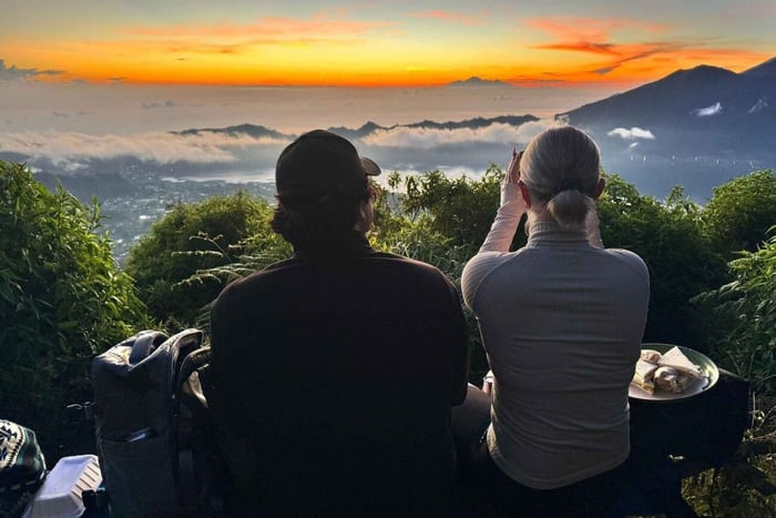 wandeltocht Mount Batur bij zonsopgang, warmwaterbronnen en ontbijt