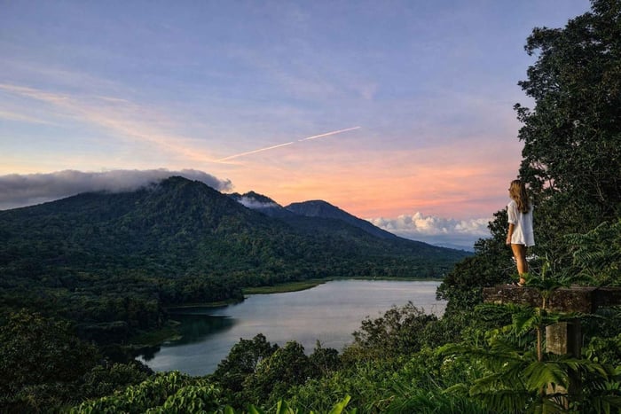 Munduk: Caminhada na selva do Lago Gémeo, Templo Ulun Danu e Cascata