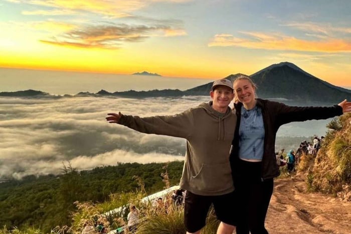 Ruta privada al amanecer en el monte Batur con Akasa Cafe