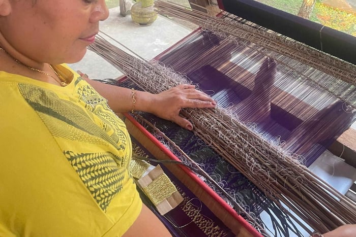 Sidemen: Authentic Weaving Workshop with Photoshoot