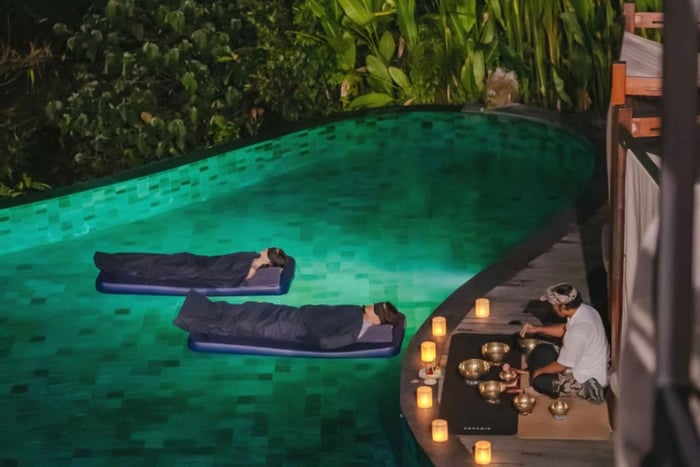 Ubud: Pływająca kąpiel dźwiękowa o zachodzie słońca i doświadczenie uzdrawiania dźwiękiem