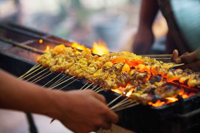 Ubud: Guided Night Market Street Food Tour with Dinner