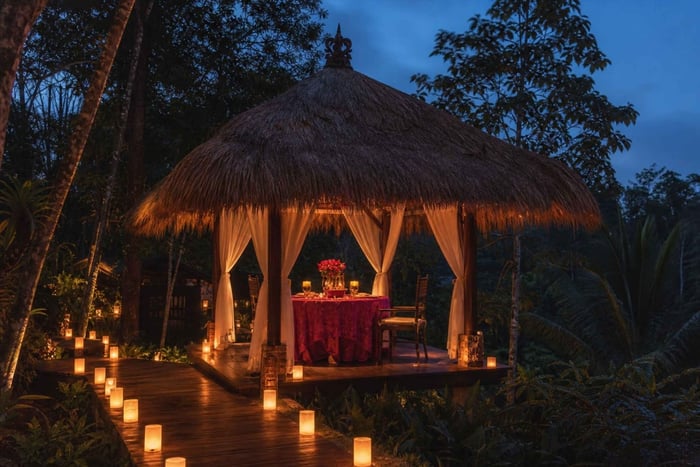 Ubud: Jantar Romântico de Luxo à Beira da Piscina no Adiwana Jembawan