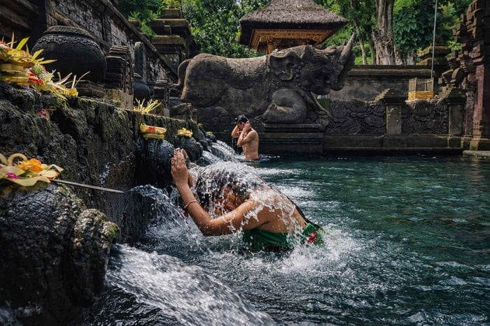 Ubud: Tirta Empul Temple Melukat Ritual & Coffee Tour