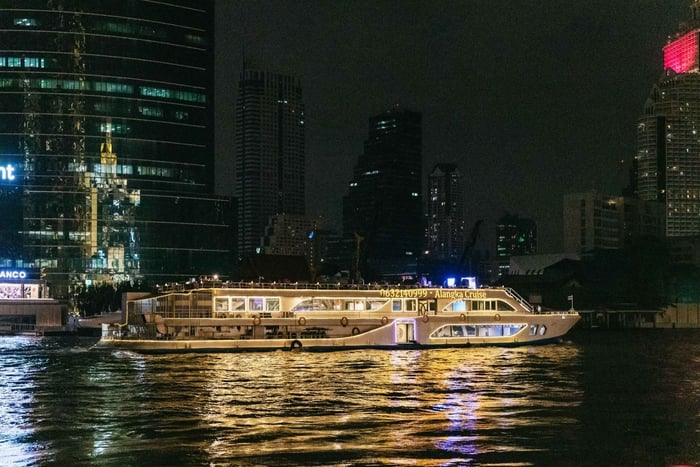 Bangkok : dîner-croisière Alangka avec buffet de luxe et musique en direct