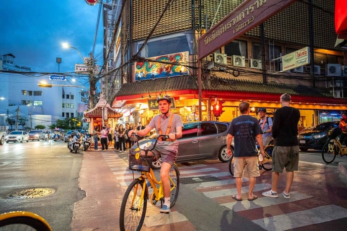 Bangkok by Night Cycling Tour with Street-food Meal