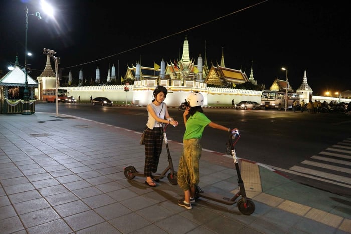 Bangkok: Tour nocturno en e-scooter con comida callejera local