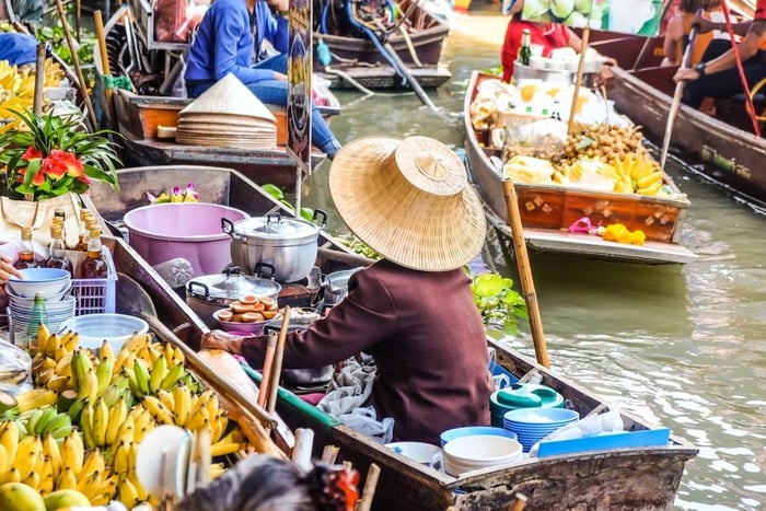Bangkok : marché flottant, pagode Phra Pathom et cafés