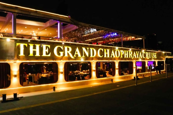 Bangkok: Grand Chao Phraya Dinner Cruise mit Live-Show