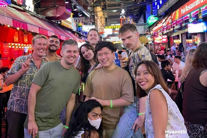 LGBTQ+-nachtleven van dragshow, Patpong en karaoke