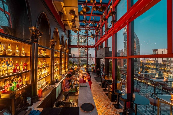 Bangkokissa: Mojjo Rooftop Lounge & Bar Ruoka- ja juomapaketti: Mojjo Rooftop Lounge & Bar Food & Beverage Package