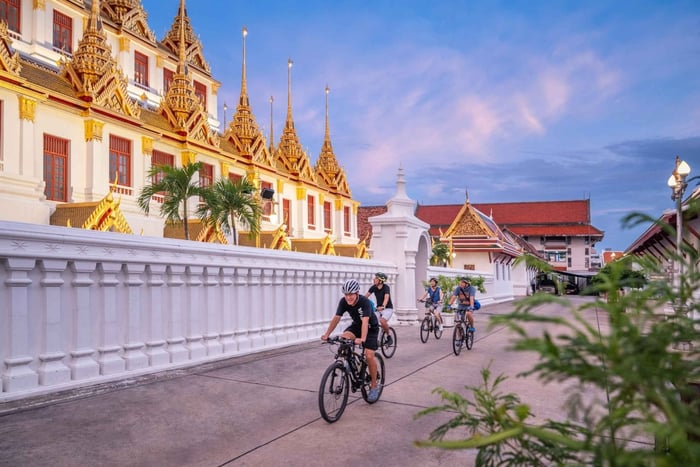 Bangkok: Nocna wycieczka rowerowa z wizytą w świątyniach i na targu kwiatów