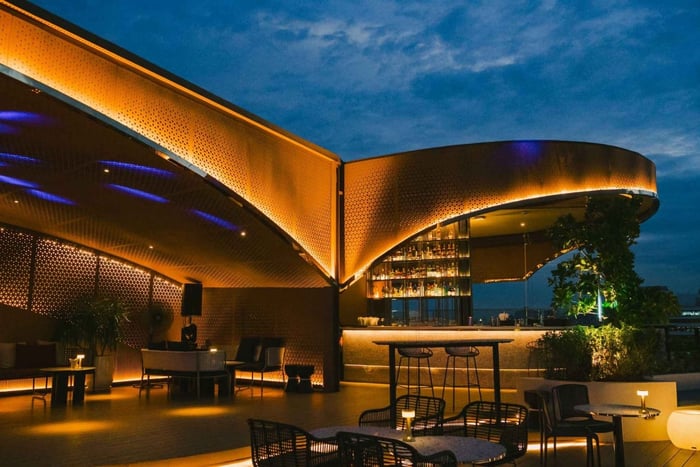 Bangkok: SOL en LUNA BKK Dak F&B Arrangementen