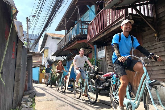 Bangkok: temppelit, kanavat ja paikallinen elämä pyöräretkellä