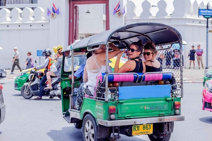 Tour en tuk-tuk por los templos de Wat Pho, Wat Arun y Wat Traimit