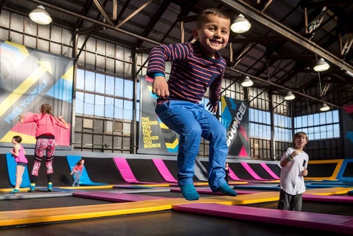 Inträdesbiljett till BOUNCE EmQuartier Trampoline Park