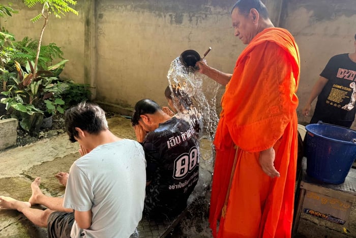 Limpeza Espiritual do Karma Budista Tailandês com Monge