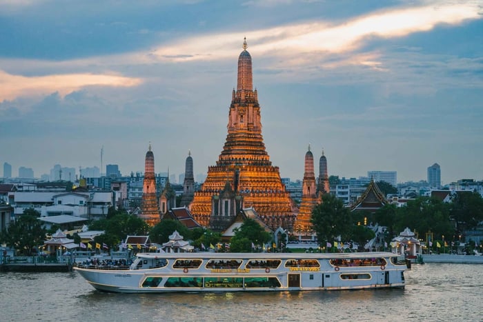 Bangkok : croisière au coucher du soleil avec buffet et musique sur le Chao Phraya Meridian