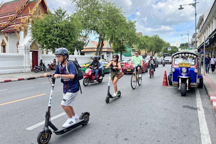 tour guidato delle highlight della città in monopattino elettrico e/o bicicletta