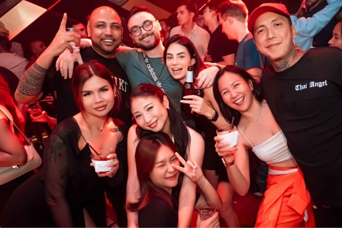 Combo Package Dinner With Strangers & Bangkok Crawl