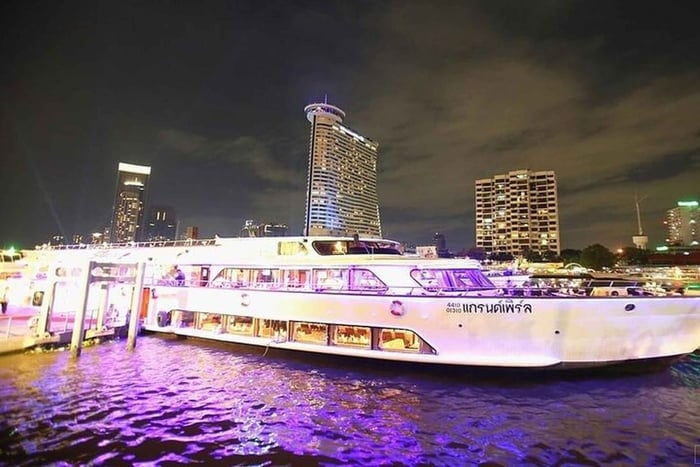 Abendliche Dinner-Bootsfahrt mit Live-Musik auf dem Chao Phraya