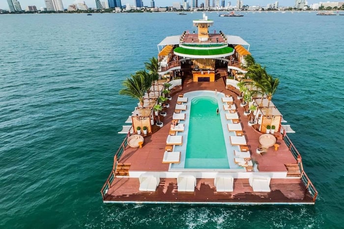 Depuis Bangkok : expérience à la boîte de nuit flottante Sina Beach Club à Pattaya