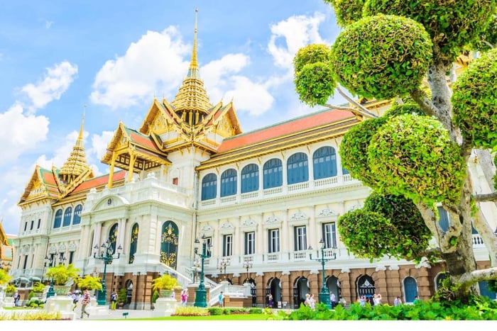 Grand Palace and Emerald Buddha Tour