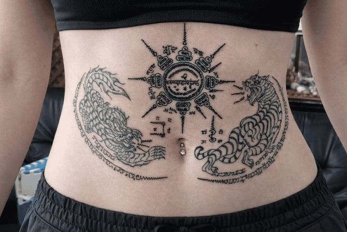 Bangkok : Guide du tatouage thaïlandais à la main au Wat Bang Phra