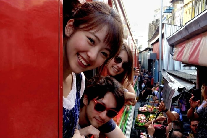 Maeklong Railway & Damnoen Saduak - Special Value Day Trip