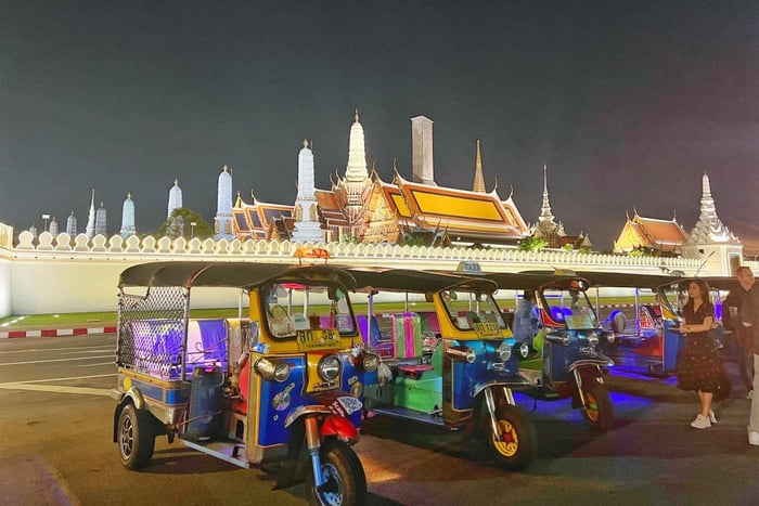 Excursão Noturna de Tuk-Tuk com Refeição em Chinatown e Traslados