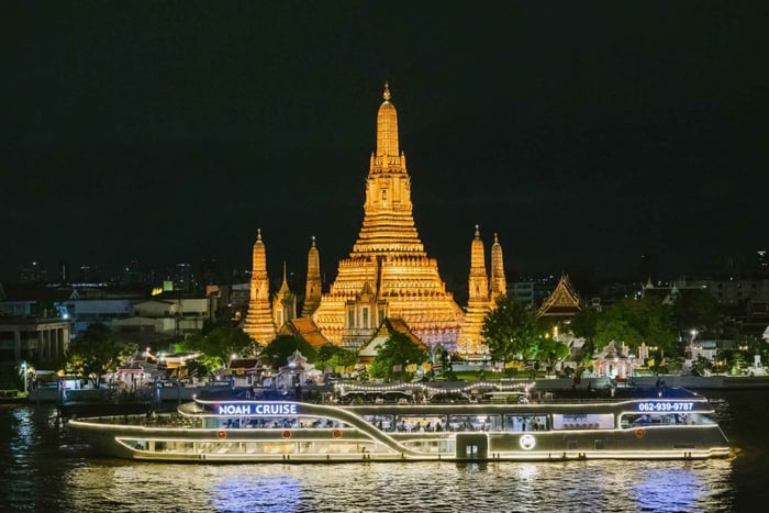 Noah 6-star Chao Phraya dinner cruise with open roof