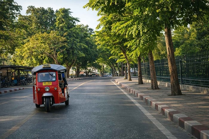 Bangkok : visite en tuk-tuk de la vieille ville au coucher du soleil avec dégustation
