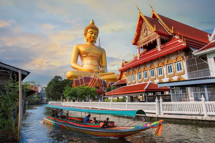 Passeio Particular de Barco de Cauda Longa em Thonburi e Kudi Chin
