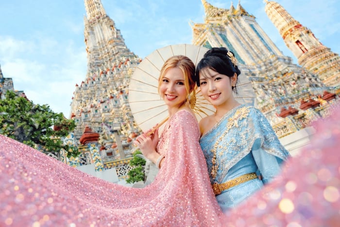 Professional Thai Costume Photography at Wat Arun, Bangkok