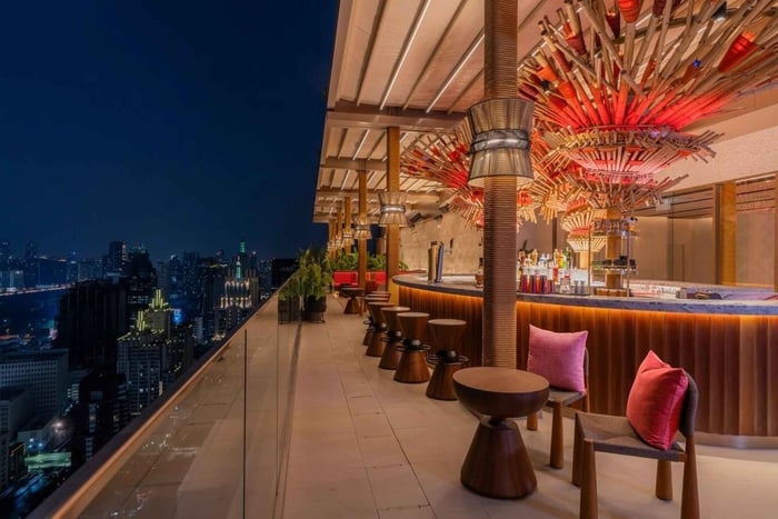 Sato San Rooftop Bar bij Moxy Bangkok