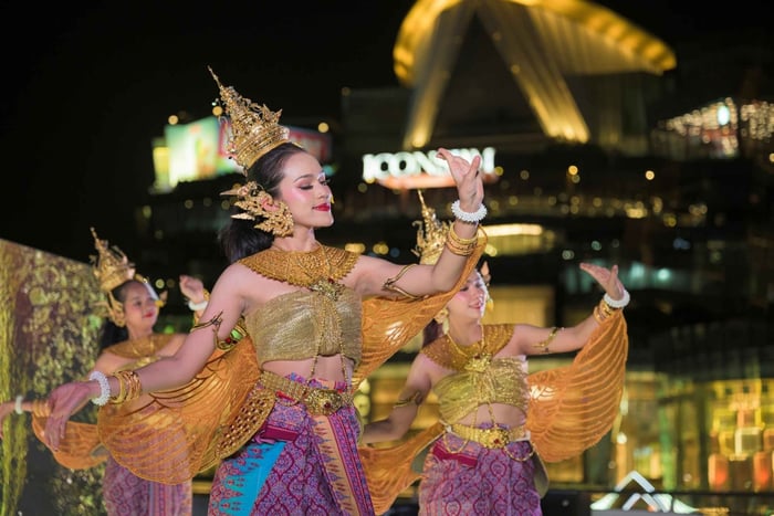 cena in crociera sul fiume Sawasdee Chao Phraya con spettacoli