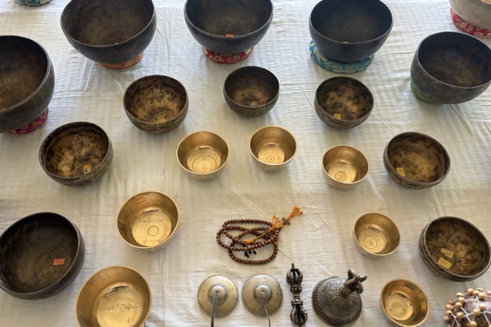 sessão de cura com tigelas tibetanas