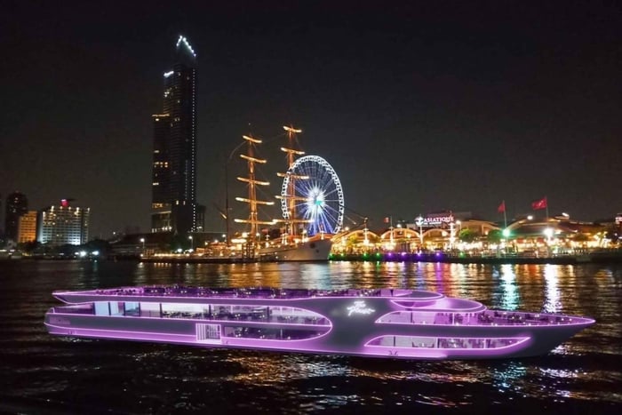 Paseo en barco con cena por el río The Planet y entretenimiento en Upper Views