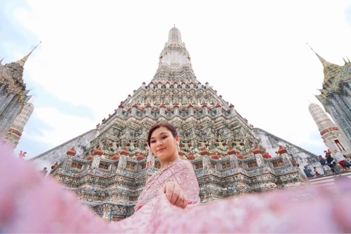 Privat tur til Wat Arun med thailandsk klædedragt og guide