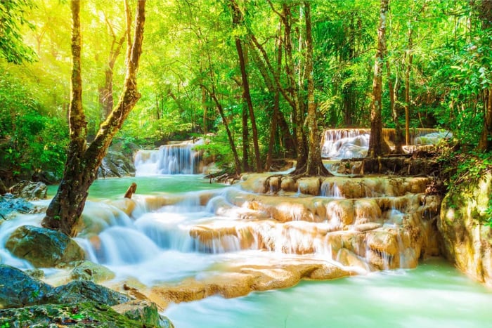 Von Bangkok aus: Erawan Park & Kanchanaburi Kleingruppentour