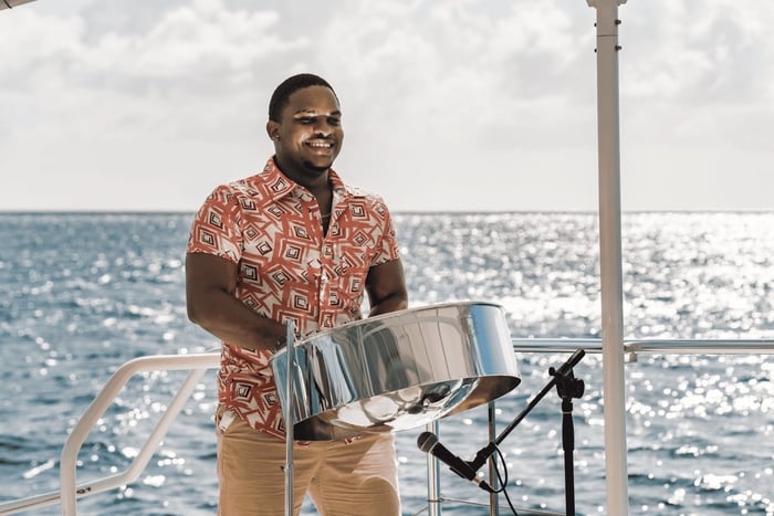 paseo en barco al atardecer con música de steel pan en directo y cena