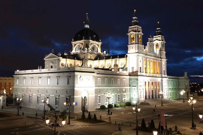 Madrid: Tour Guidato Serale Incantato a Piedi in Spagnolo