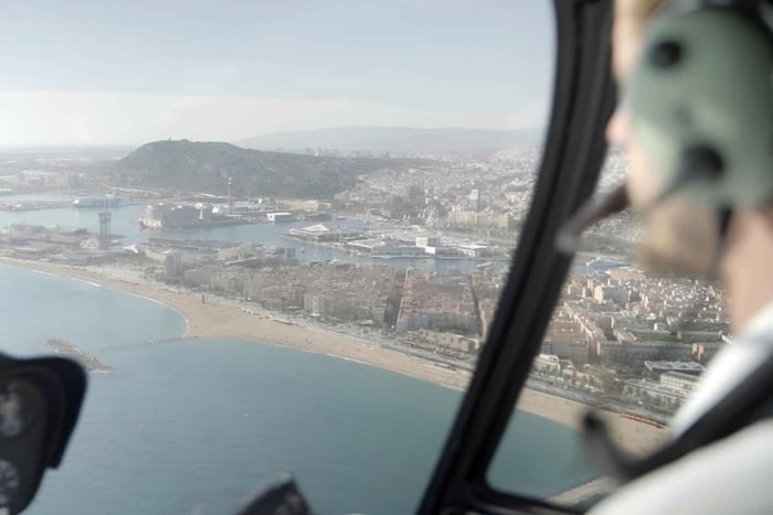 Barcelona ilman ja meren kautta: Helikopterilento, satamaristeily & ääniopas