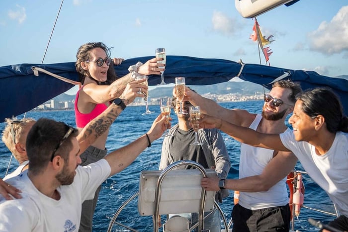Barcelona Badalona : Zeilboottocht, hapjes, drankjes, zwemmen