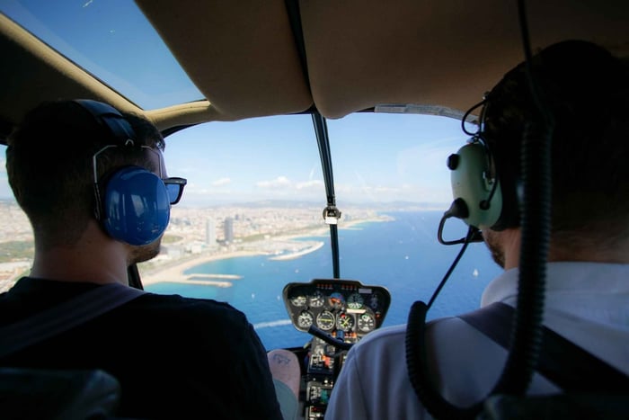 Barcelona: Voo de helicóptero com cruzeiro opcional num iate