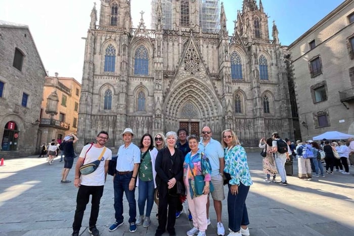 Tour di mezza giornata in piccolo gruppo dei punti salienti di Barcellona con prelievo